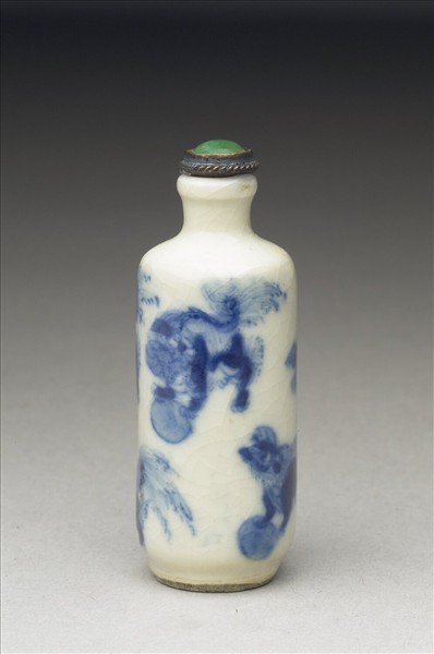 青花瓷獅子滾繡球紋鼻煙壺