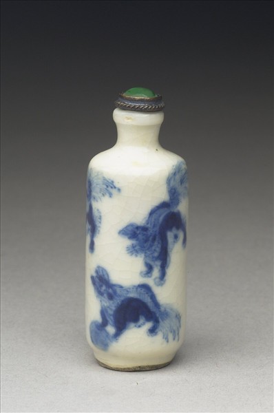 青花瓷獅子滾繡球紋鼻煙壺