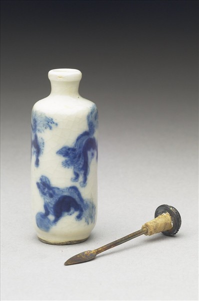 青花瓷獅子滾繡球紋鼻煙壺