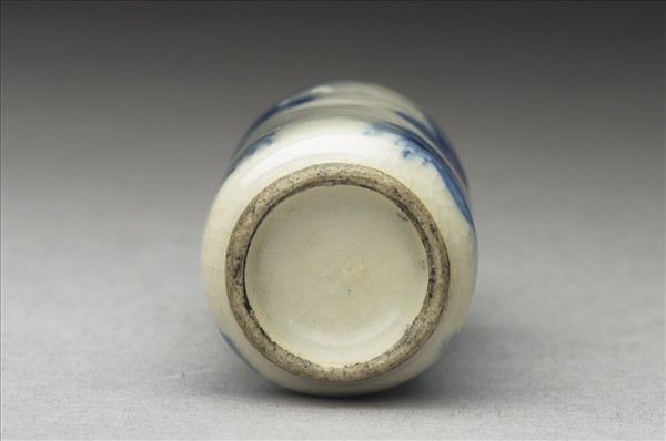 青花瓷獅子滾繡球紋鼻煙壺