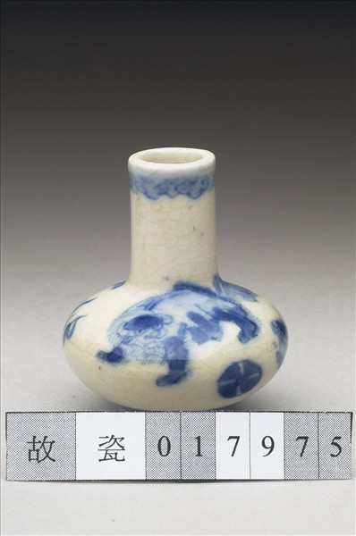 青花瓷獅子滾繡球紋鼻煙壺