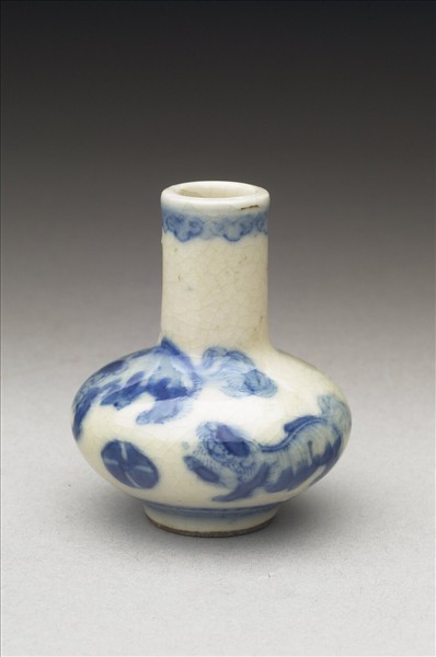 青花瓷獅子滾繡球紋鼻煙壺