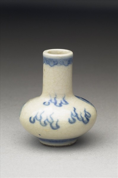 青花瓷獅子滾繡球紋鼻煙壺