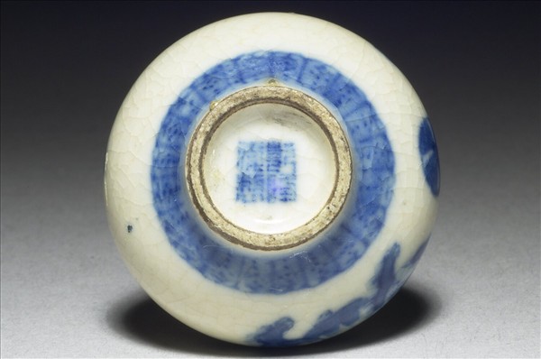 青花瓷獅子滾繡球紋鼻煙壺