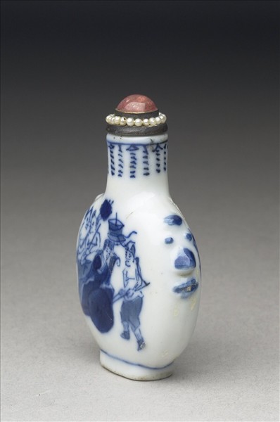 青花瓷畫鍾馗嫁妹鼻煙壺