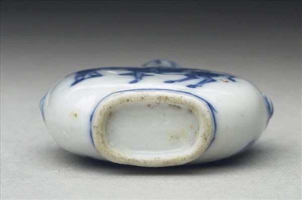 青花瓷畫鍾馗嫁妹鼻煙壺