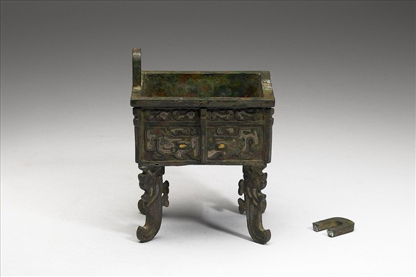 嵌金銀獸面紋扁足方鼎