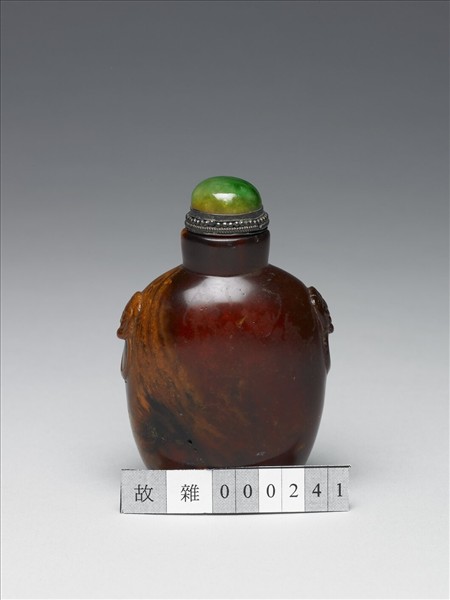 琥珀浮雕獸首銜環鼻煙壺