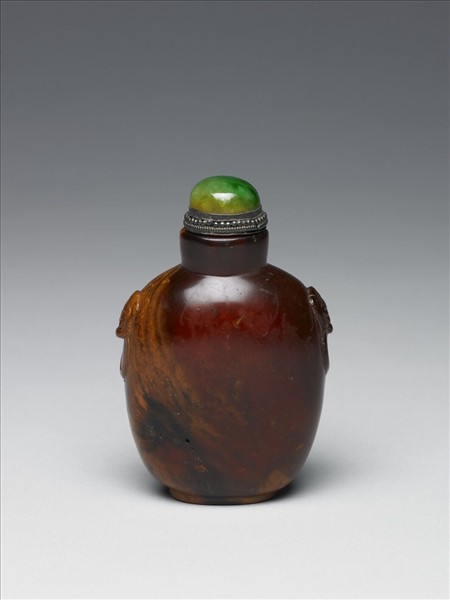 琥珀浮雕獸首銜環鼻煙壺