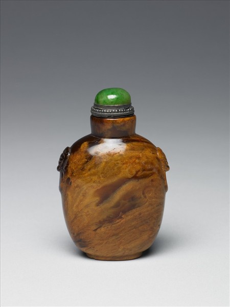 琥珀浮雕獸首銜環鼻煙壺