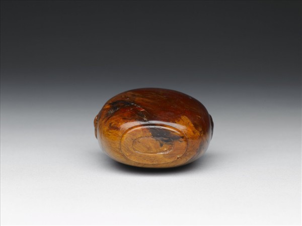 琥珀浮雕獸首銜環鼻煙壺