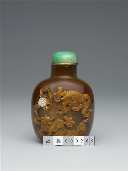 玉髓巧雕雙獅戲球鼻煙壺