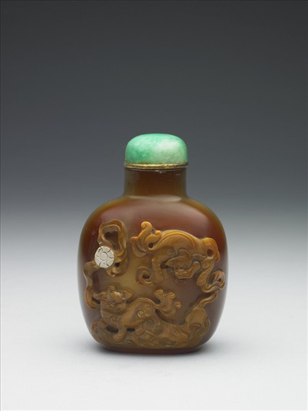 玉髓巧雕雙獅戲球鼻煙壺