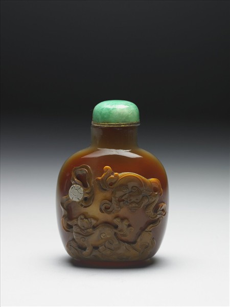 玉髓巧雕雙獅戲球鼻煙壺