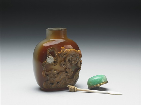 玉髓巧雕雙獅戲球鼻煙壺