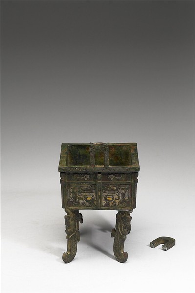 嵌金銀獸面紋扁足方鼎