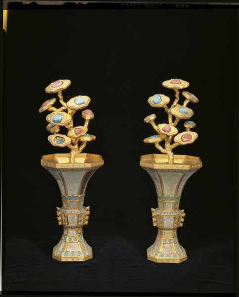 銅鍍金嵌料及填琺瑯觚（五供）