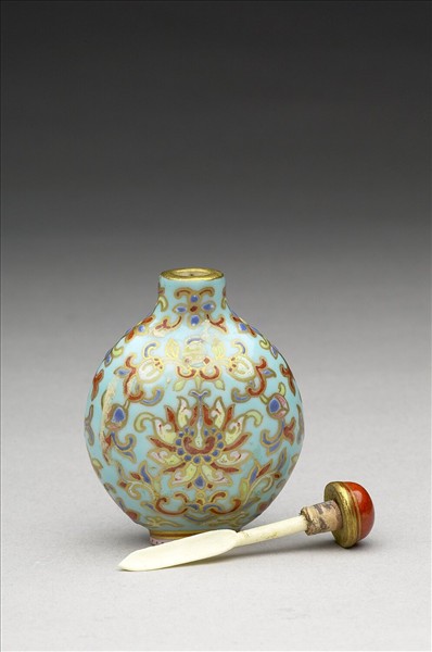 粉彩湖綠地花卉紋鼻煙壺