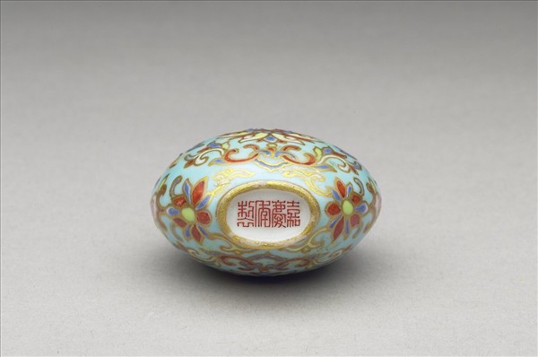 粉彩湖綠地花卉紋鼻煙壺