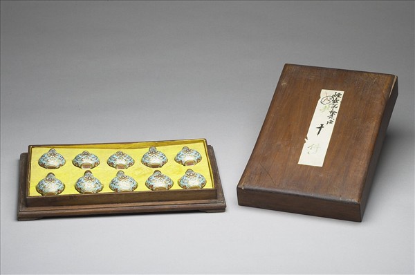 粉彩湖綠地花卉紋鼻煙壺