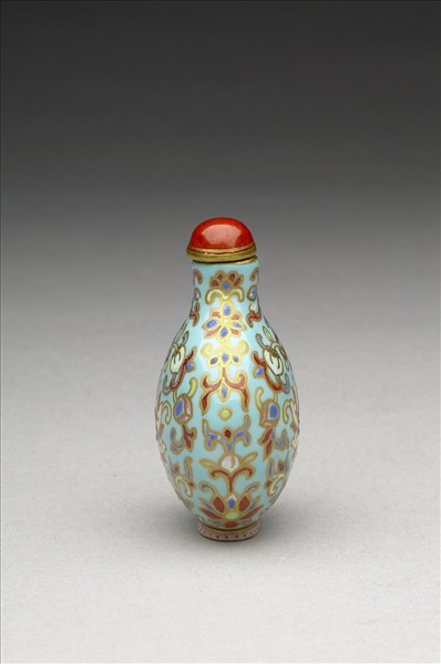 粉彩湖綠地花卉紋鼻煙壺