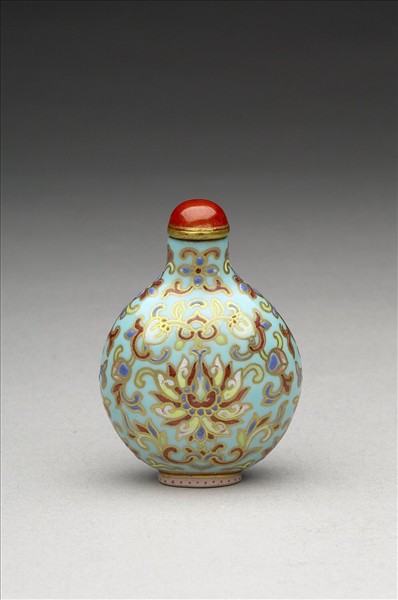 粉彩湖綠地花卉紋鼻煙壺