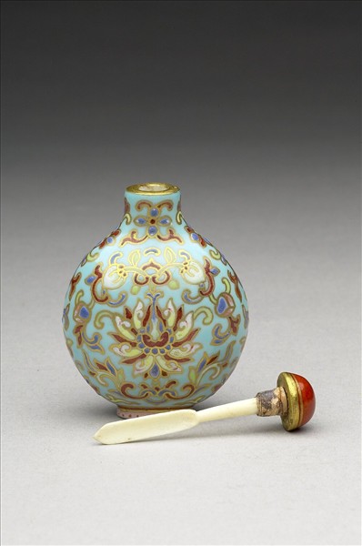 粉彩湖綠地花卉紋鼻煙壺