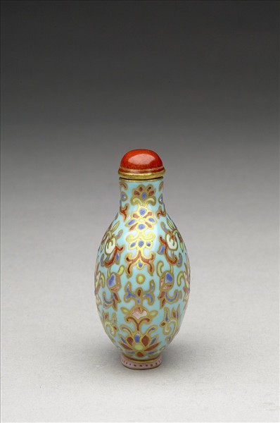 粉彩湖綠地花卉紋鼻煙壺