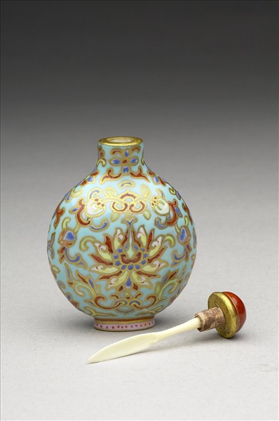 粉彩湖綠地花卉紋鼻煙壺