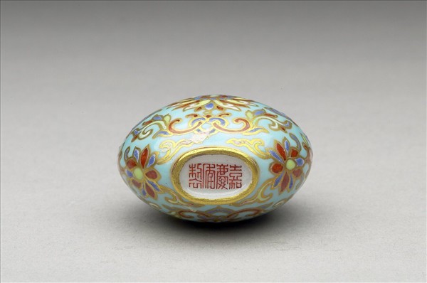 粉彩湖綠地花卉紋鼻煙壺