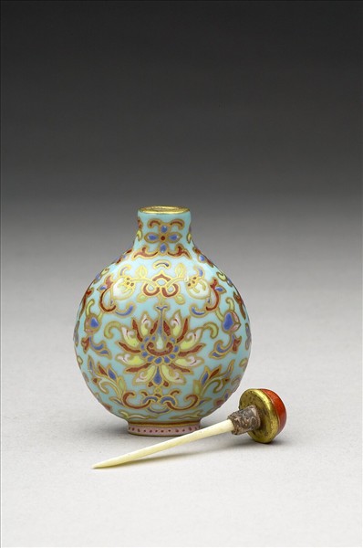 粉彩湖綠地花卉紋鼻煙壺