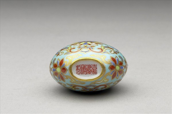 粉彩湖綠地花卉紋鼻煙壺