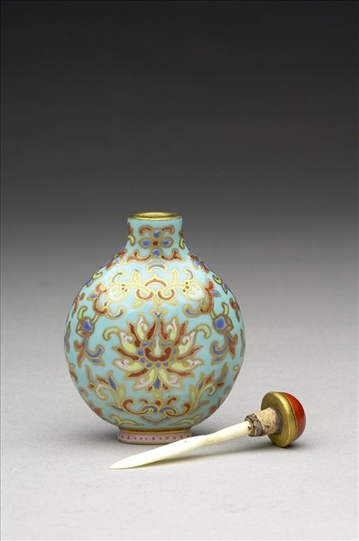 粉彩湖綠地花卉紋鼻煙壺