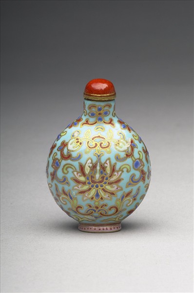 粉彩湖綠地花卉紋鼻煙壺