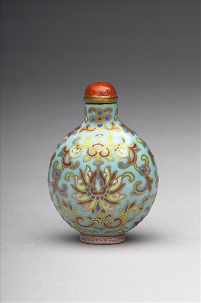 粉彩湖綠地花卉紋鼻煙壺