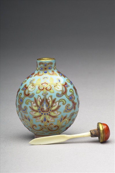 粉彩湖綠地花卉紋鼻煙壺