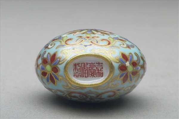 粉彩湖綠地花卉紋鼻煙壺