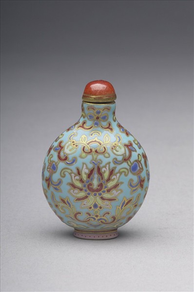 粉彩湖綠地花卉紋鼻煙壺