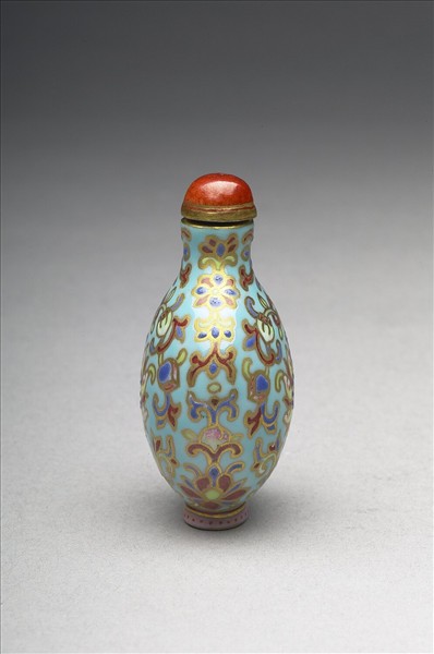 粉彩湖綠地花卉紋鼻煙壺