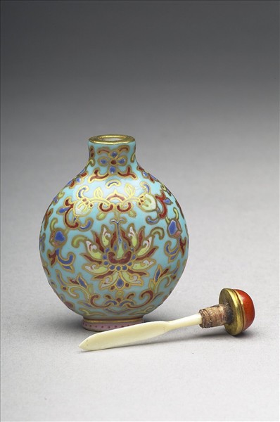 粉彩湖綠地花卉紋鼻煙壺