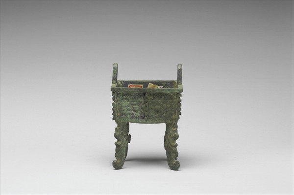 獸面紋扁足方鼎