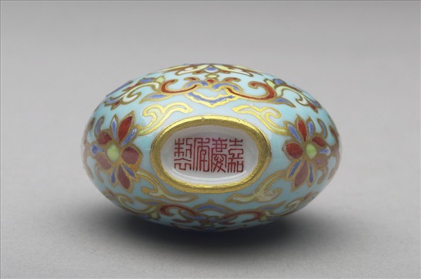 粉彩湖綠地花卉紋鼻煙壺