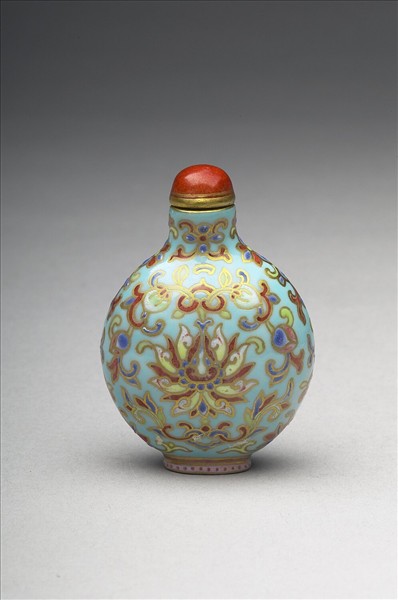 粉彩湖綠地花卉紋鼻煙壺