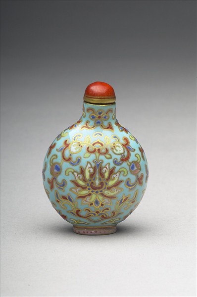 粉彩湖綠地花卉紋鼻煙壺