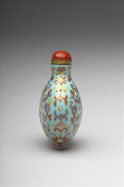 粉彩湖綠地花卉紋鼻煙壺