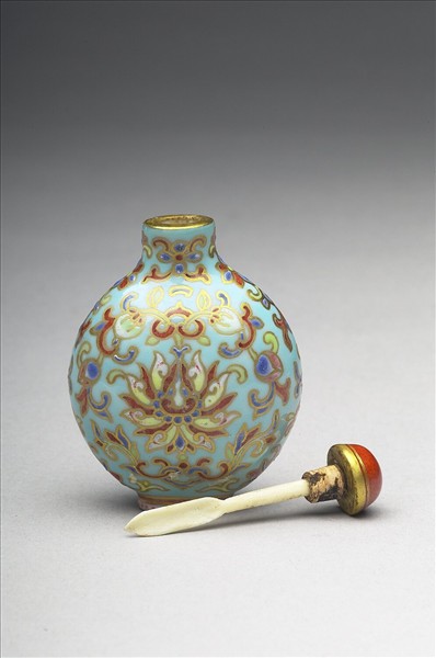 粉彩湖綠地花卉紋鼻煙壺