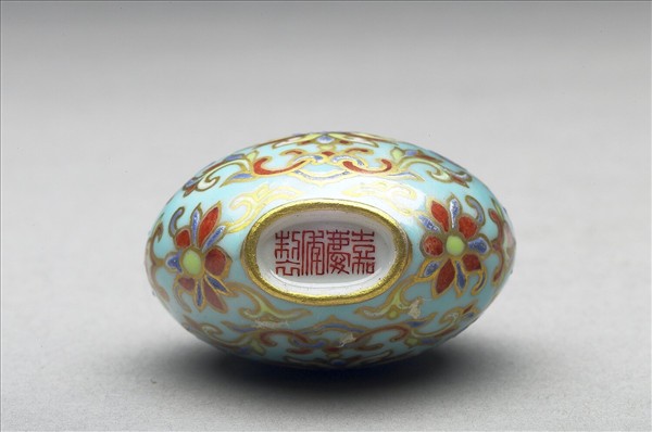 粉彩湖綠地花卉紋鼻煙壺