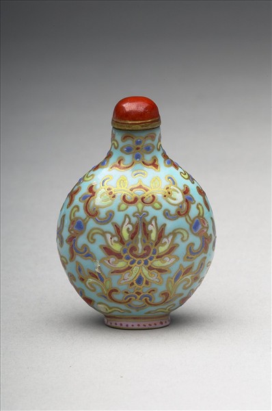 粉彩湖綠地花卉紋鼻煙壺