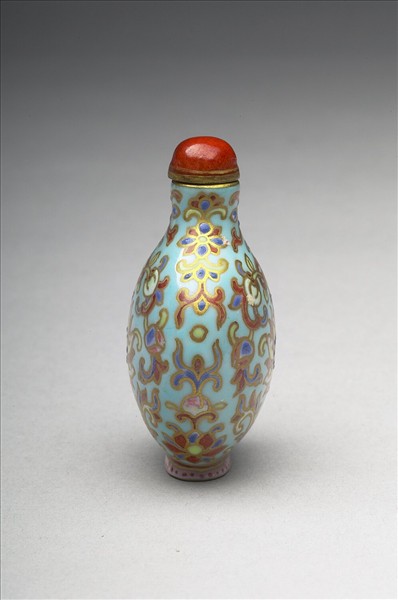 粉彩湖綠地花卉紋鼻煙壺