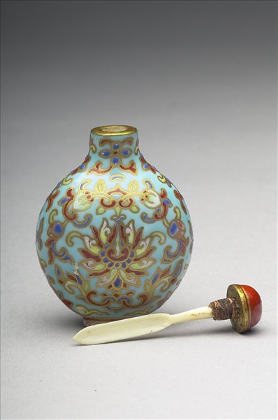 粉彩湖綠地花卉紋鼻煙壺